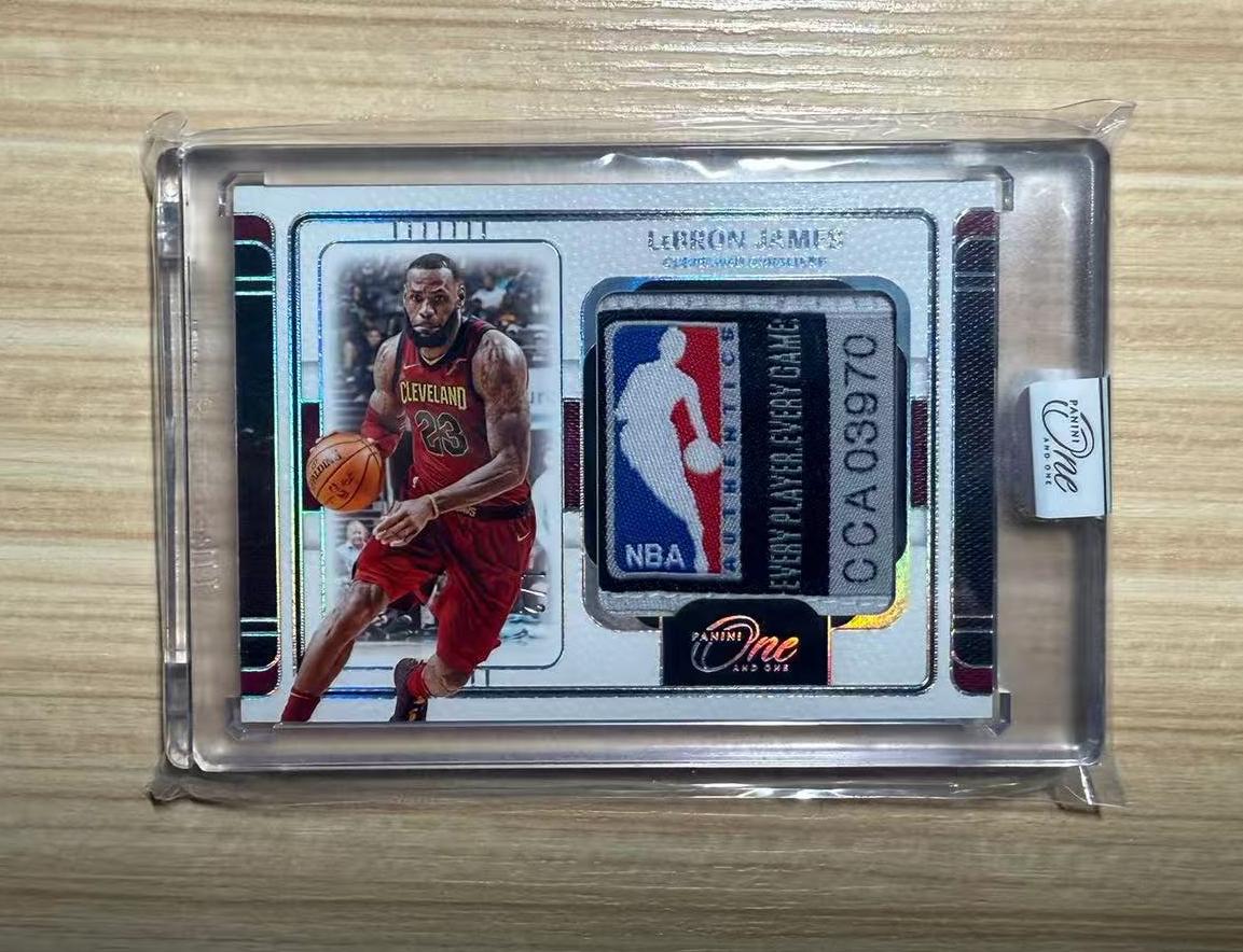 【易文拍卖 超级回款】2024-25 Panini One And One LEBRON JAMES 湖人 勒布朗 詹姆斯 小皇帝 1/2编 Logoman Tag 水洗标 GU 原封砖 #JC