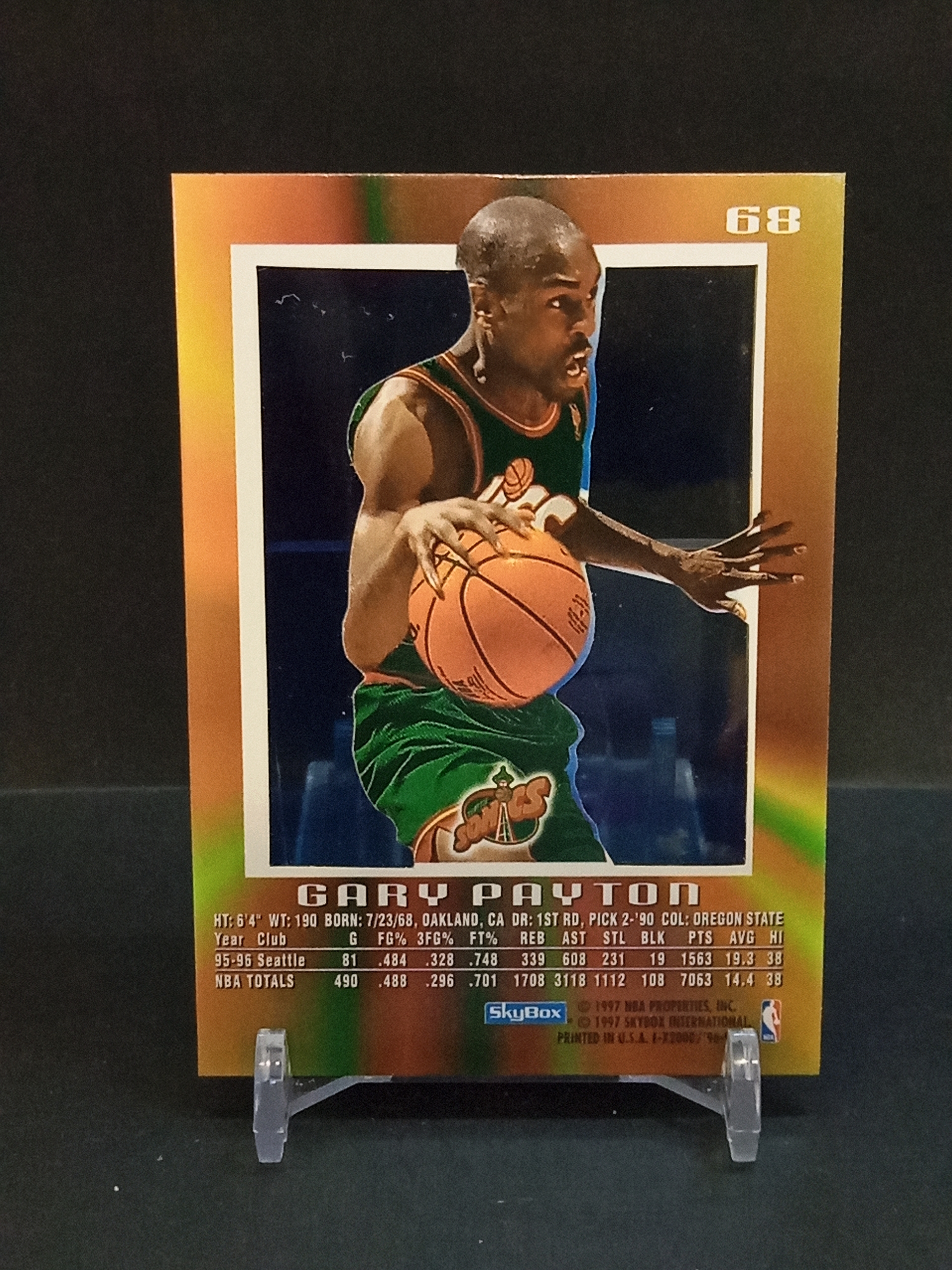【DC拍卖】9.29小科比(微瑕) `1996-97 Skybox E-X2000 #68 Gary Payton 加里佩顿 西雅图超音速 经典橙金折射老卡,手套`