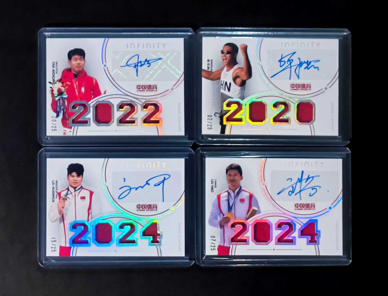 2025 奇卡 QICA 中国体育 无限 世纪之约 举重 刘焕华 皮划艇 刘浩 帆板 毕焜 钢架雪车 闫文港 镭射银折 异形开窗 领奖服实物签字卡 贴签 带编 限量25 4张lot 打包 小瑕疵