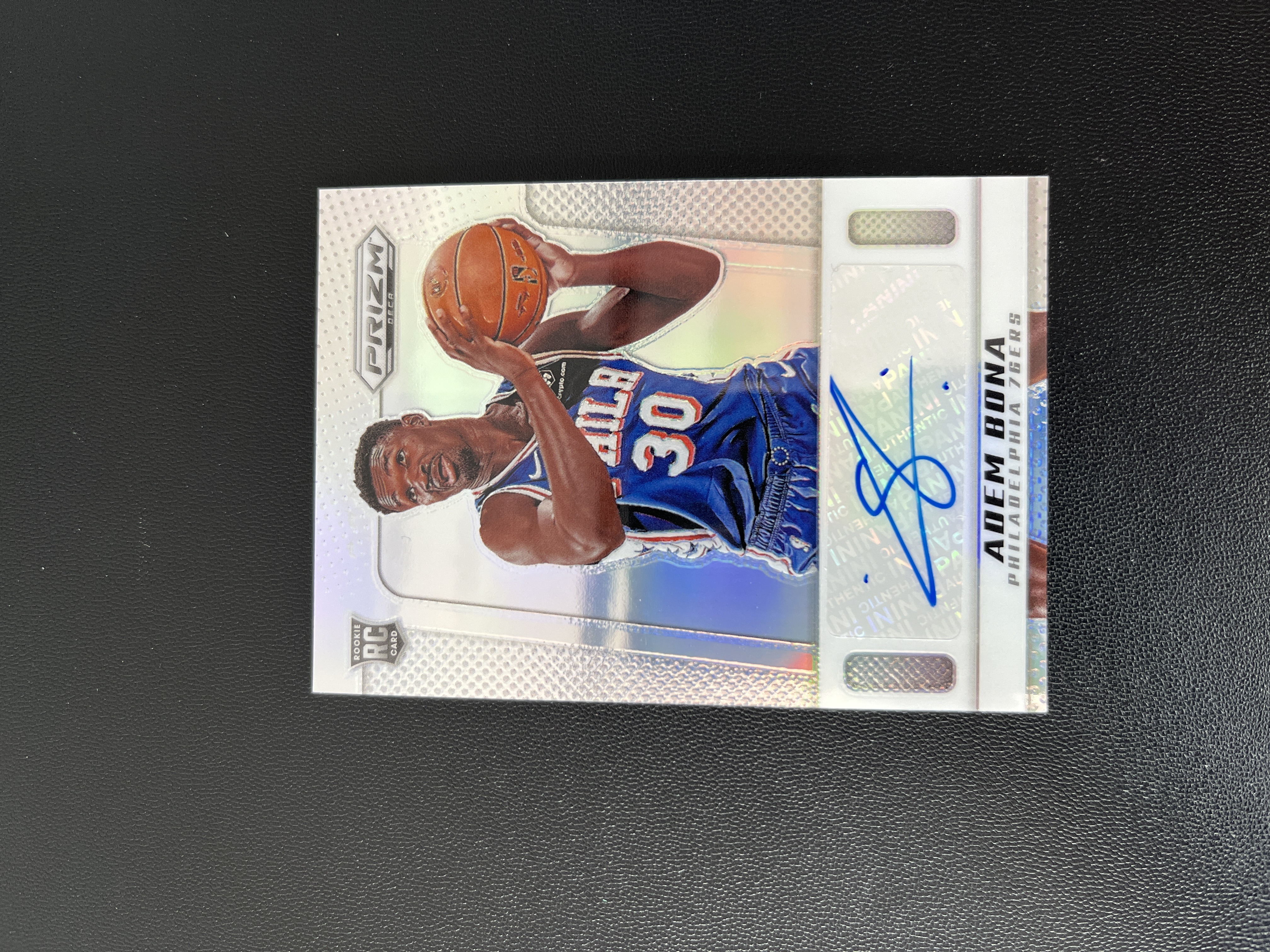 2024-25 Panini Prizm Adem Bona RC 【禄卡拍卖】Deca 阿德姆 博纳 闪回签字 银折 费城76人 10.31-光头-Z06