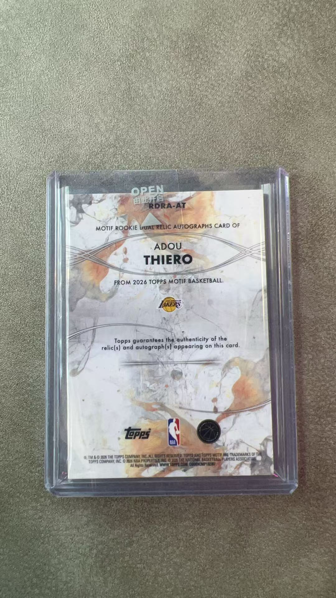 748【330球星卡实体店代卖】2026 TOPPS Motif ADOU THIERO 阿杜 蒂耶罗 湖人 双窗球衣实物 RJA 18/75编 卡签 签字 AUTO 仅顺丰 (蘇阖)