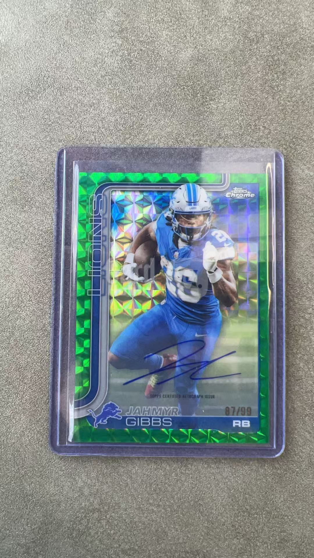 4579【330球星卡实体店代卖】2025 Topps Chrome TC元年 NFL JAHMYR GIBBS 贾米尔 吉布斯 雄狮 绿几何折 87/99编 签字 AUTO 仅顺丰寄付(雄狮)