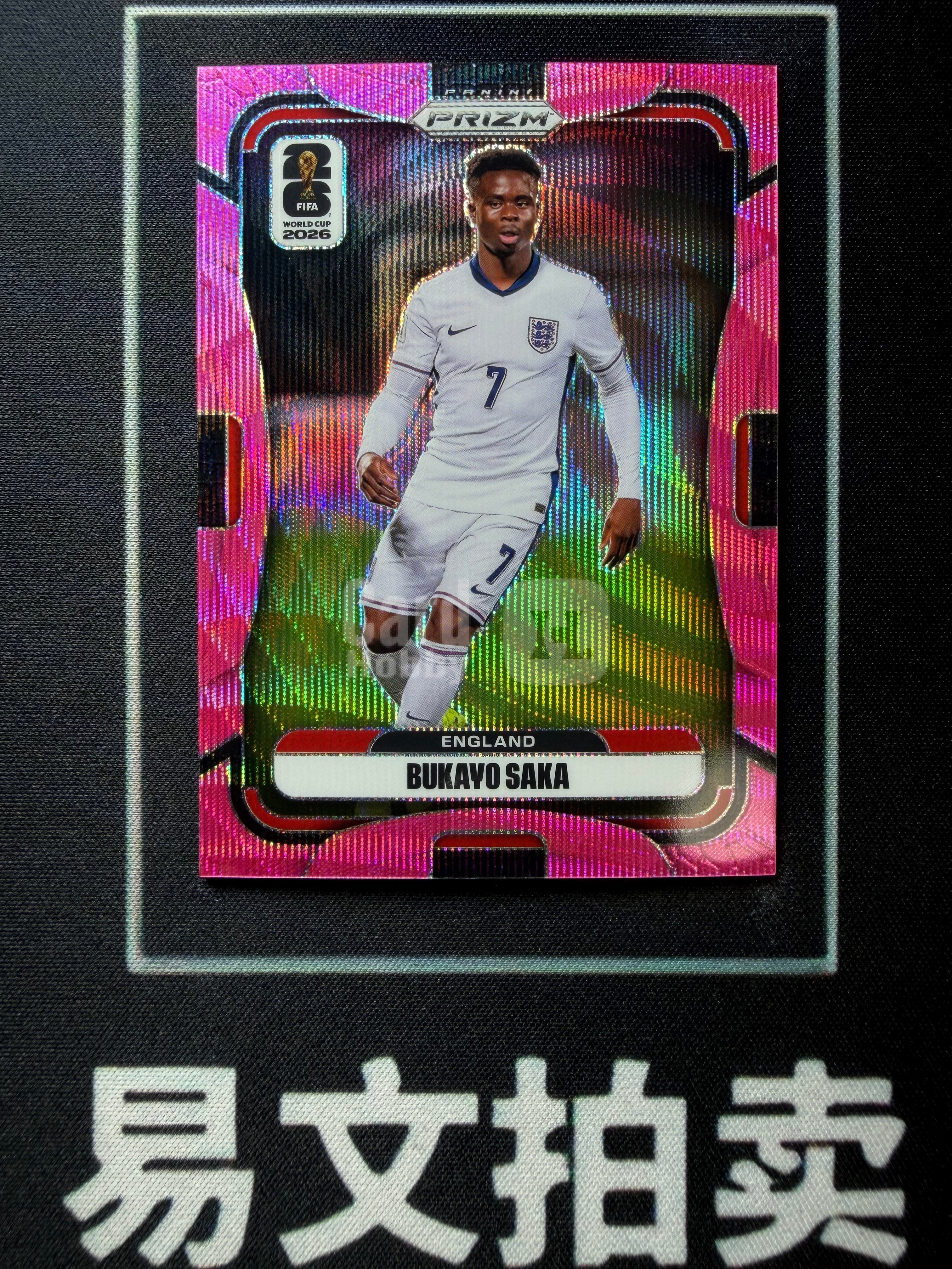 【易文拍卖 超级回款】2026 Panini Prizm 世界杯PZ BUKAYO SAKA 阿森纳 萨卡 英格兰 01/45编 粉折 卡品如图#不二安