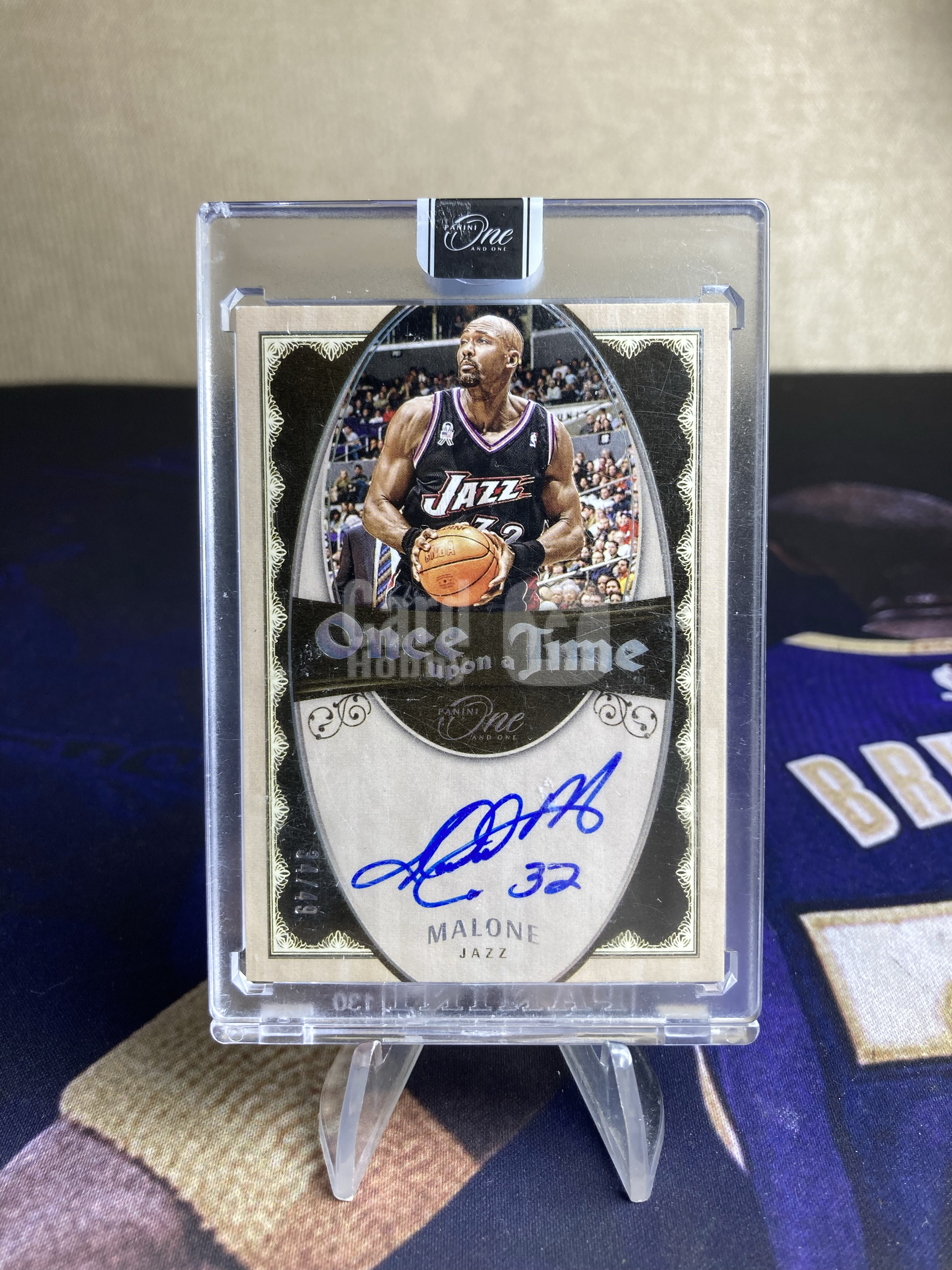 2023-24 Panini One and One Karl Malone 【星卡优转】One系列 爵士 邮差 卡尔马龙 34/49编 签字 卡签 once upon a time签 原封砖 杀菌