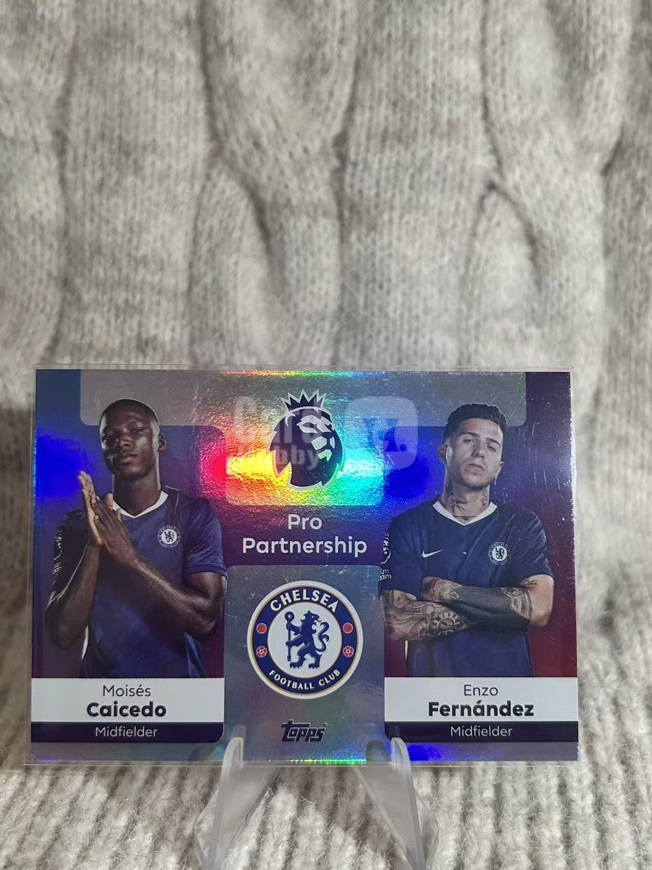 2024 Topps 英超 Moisés Caicedo & Enzo Fernández 凯塞多 & 恩佐・费尔南德斯 Pro Partnership 双人搭档特卡。切尔西中场组合,银折彩闪设计精美