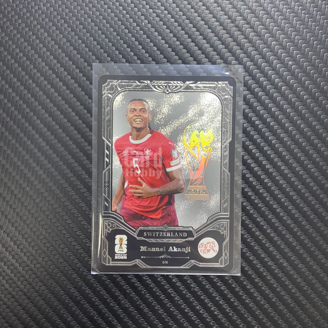 【小牛代拍】2026 Panini FIFA WORLD CUP Manuel Akanji 超凡版 曼努埃尔·阿坎吉 厚卡 瑞士 棱镜卡 银折 卡游 世界杯 卡品如图(男)