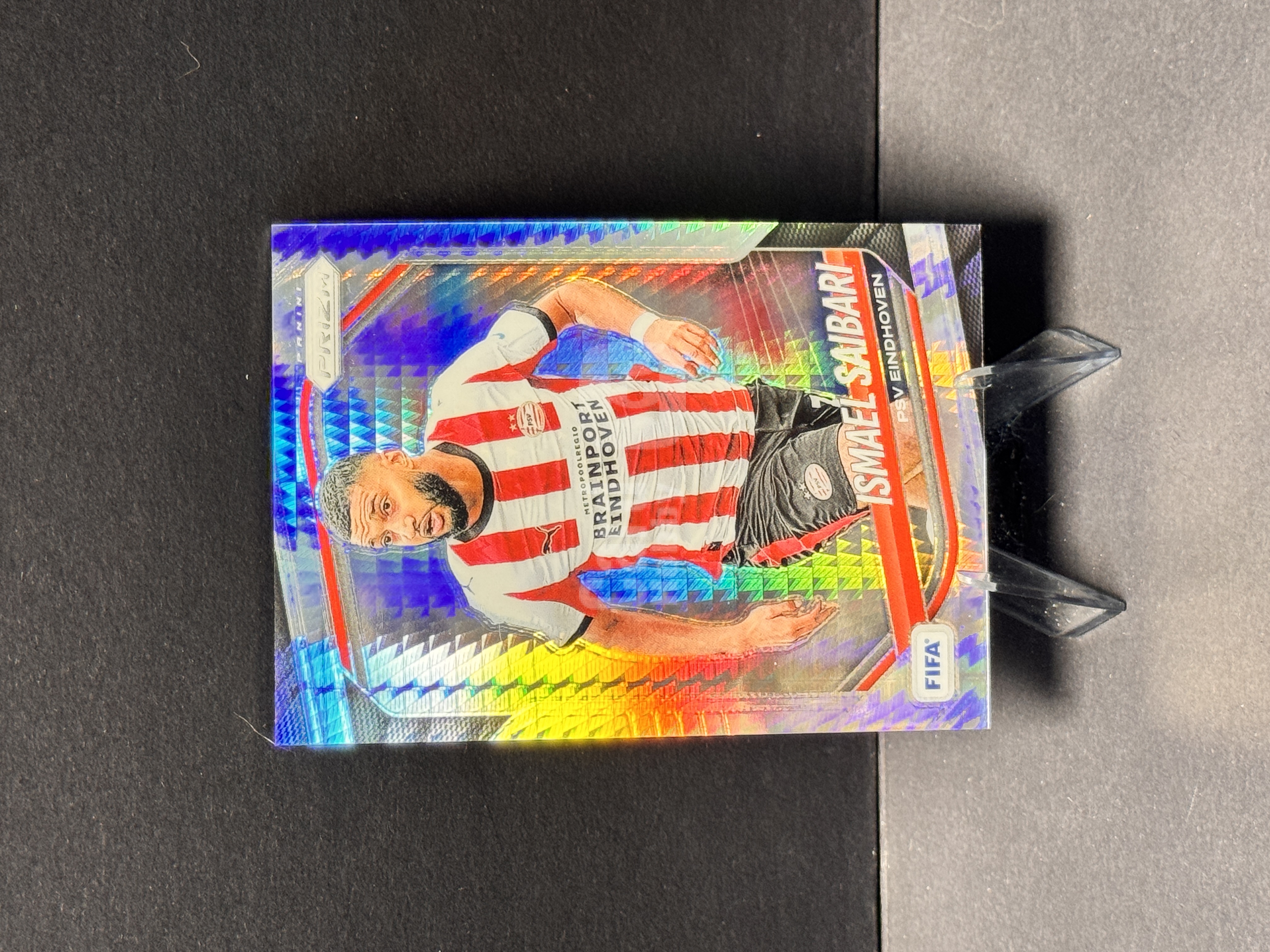 2025-26 Panini Prizm Ismael Saibari FIFA 伊斯梅尔 萨伊巴里 埃因霍温 银龙鳞折 折射 实卡精美 收藏必备 卡面边角划痕瑕疵【代卖】 AH2-1