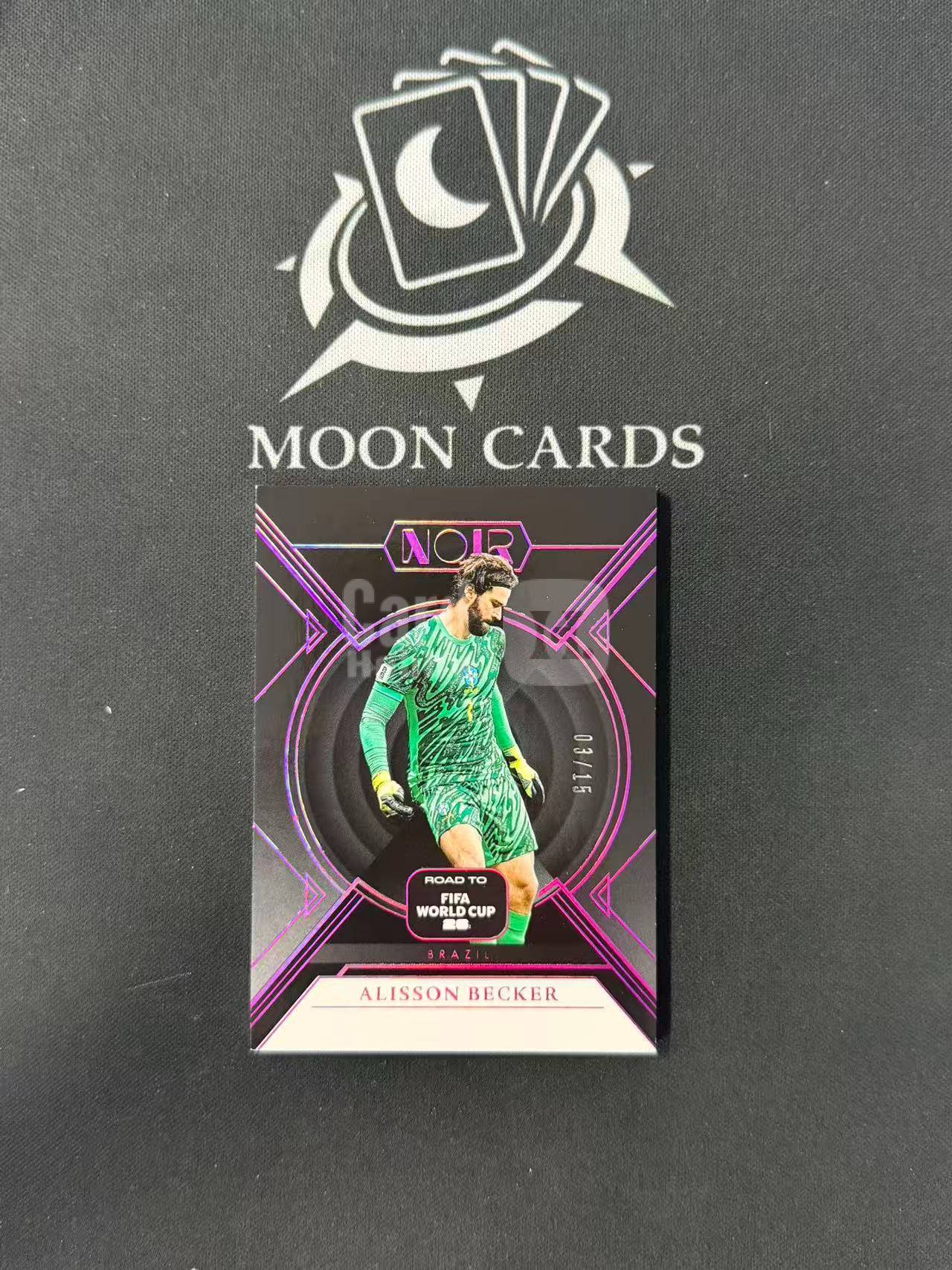 【梦卡拍卖】2025-26 Panini Noir 诺尔 世界杯之路 Alisson Becker 阿利松 贝克尔 巴西 base /15编 紫折 低编 #DD# A07