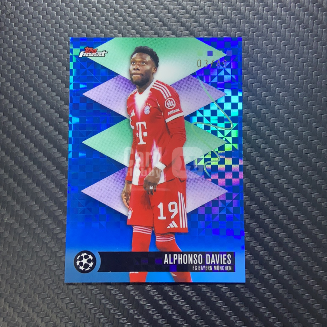 【小牛代拍】25-26 Topps Finest 欧冠 拜仁慕尼黑队 Alphonso Davies 阿方索·戴维斯 Rare三阶 蓝棋盘折 3/49编 卡品如图(挺好)