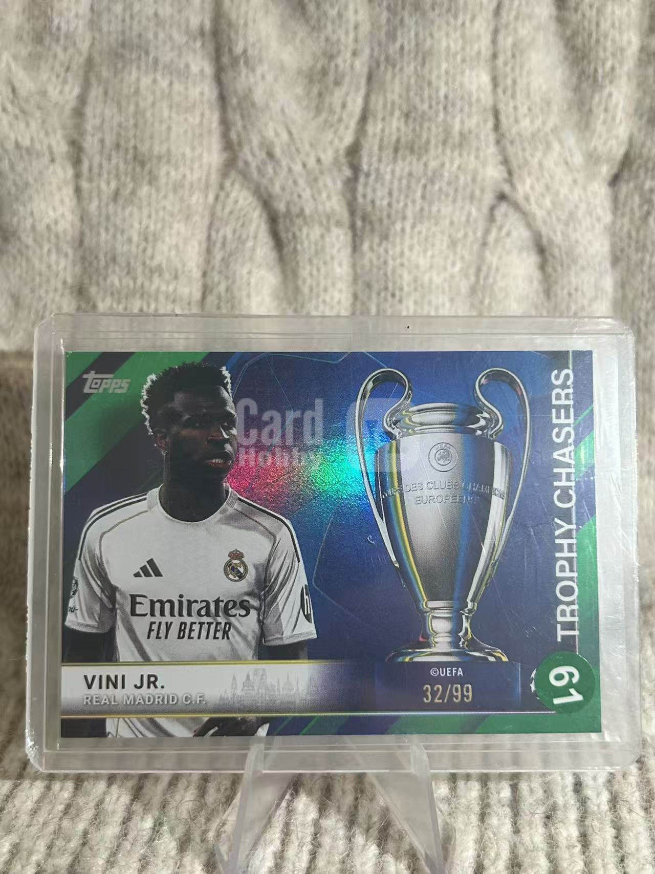 2025 Topps UEFA Champions League Vini Jr 维尼修斯,Trophy Chasers 奖杯追逐者特卡,绿折,32/99 编。皇马前锋,奖杯主题特卡