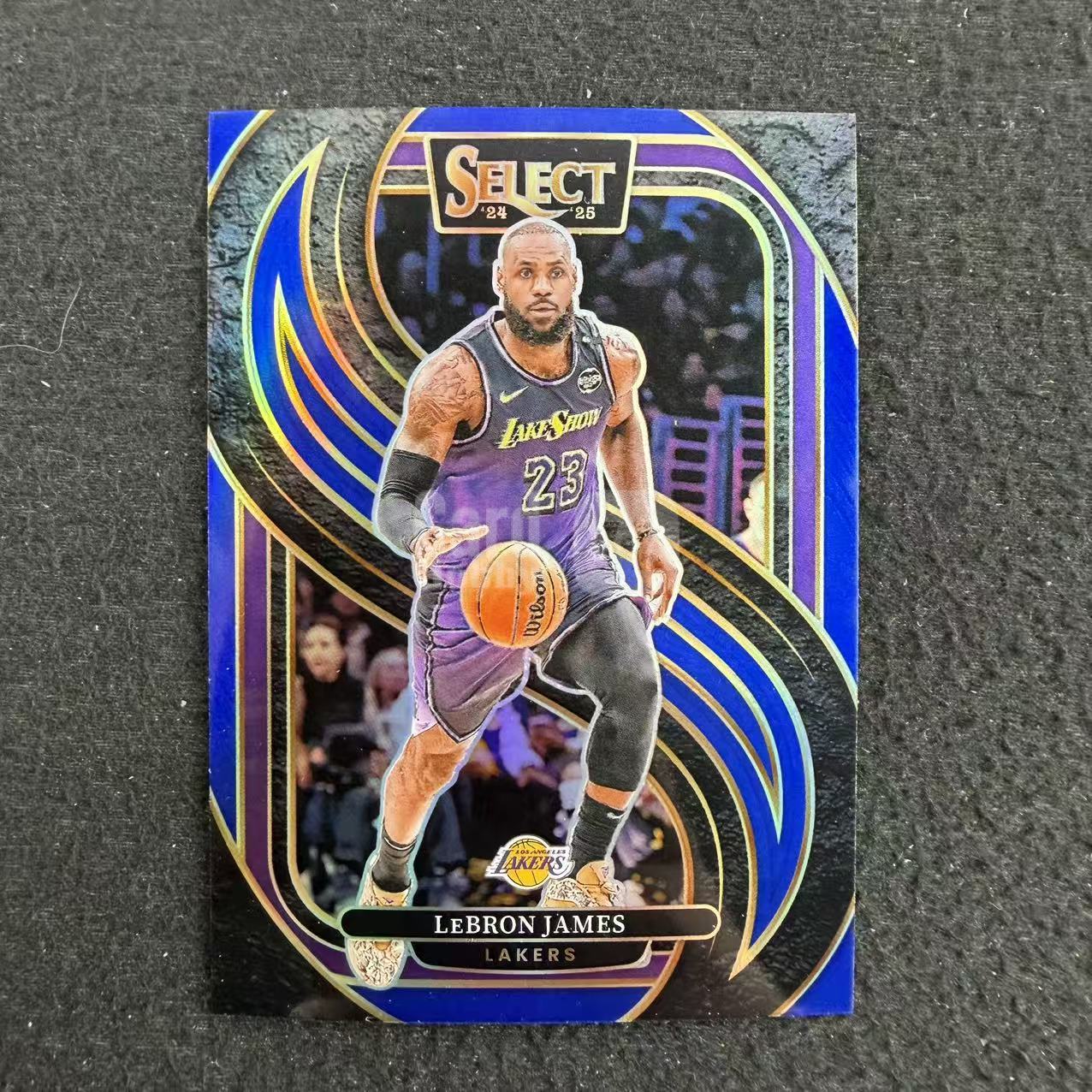 【阿福拍卖】2024-25 Panini Select LeBron James 勒布朗 詹姆斯 湖人 蓝折 收藏必备（CMY）