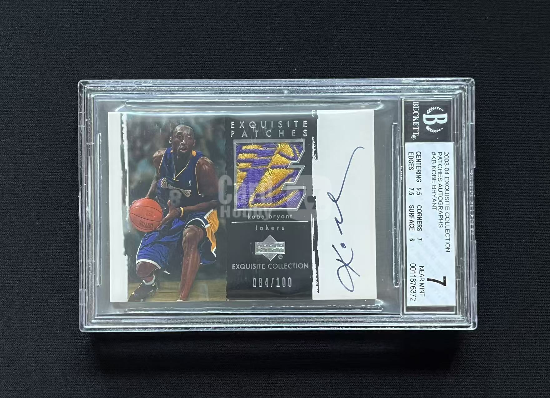 【长安代卖精品】2003-04 Upper Deck UD Exquisite 元年 木盒 经典系列 湖人 Kobe Bryant 科比布莱恩特 Patch 签字 超级暴力队徽切割 PA 084/100编 BGS7+10分评级【CA55】