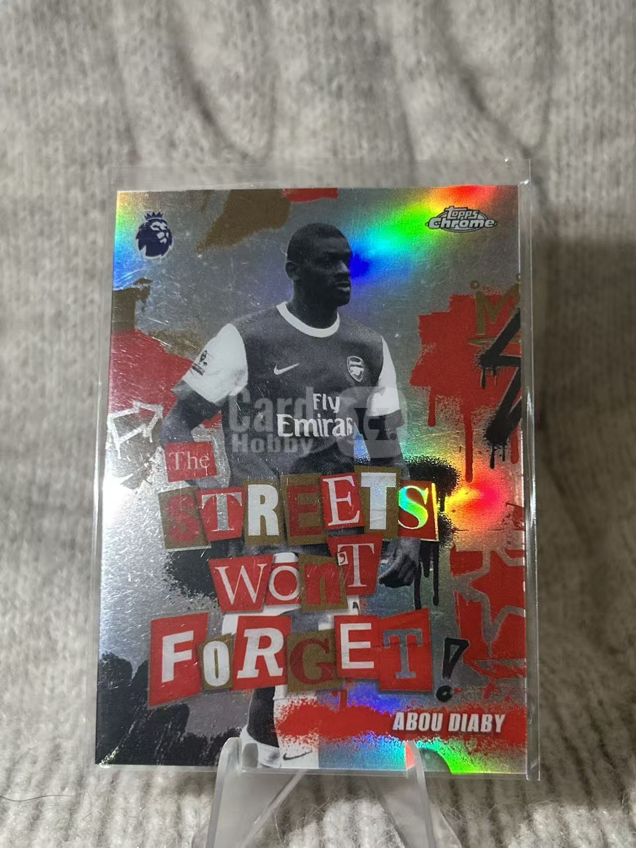 2025-26 Topps Chrome Abou Diaby 阿布・迪亚比,阿森纳传奇名宿,The Streets Won’t Forget 街头铭记特卡,银折,涂鸦艺术风格,实拍原图展示,凑套必备