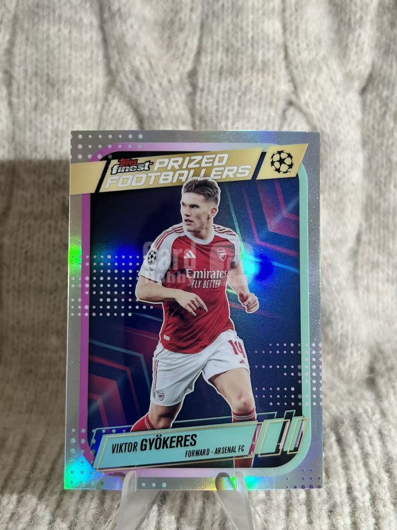 2024-25 Topps UEFA Champions League Viktor Gyökeres 哲凯赖什 Prized Footballers 银折特卡。阿森纳瑞典前锋,终结能力强,炫彩银折搭