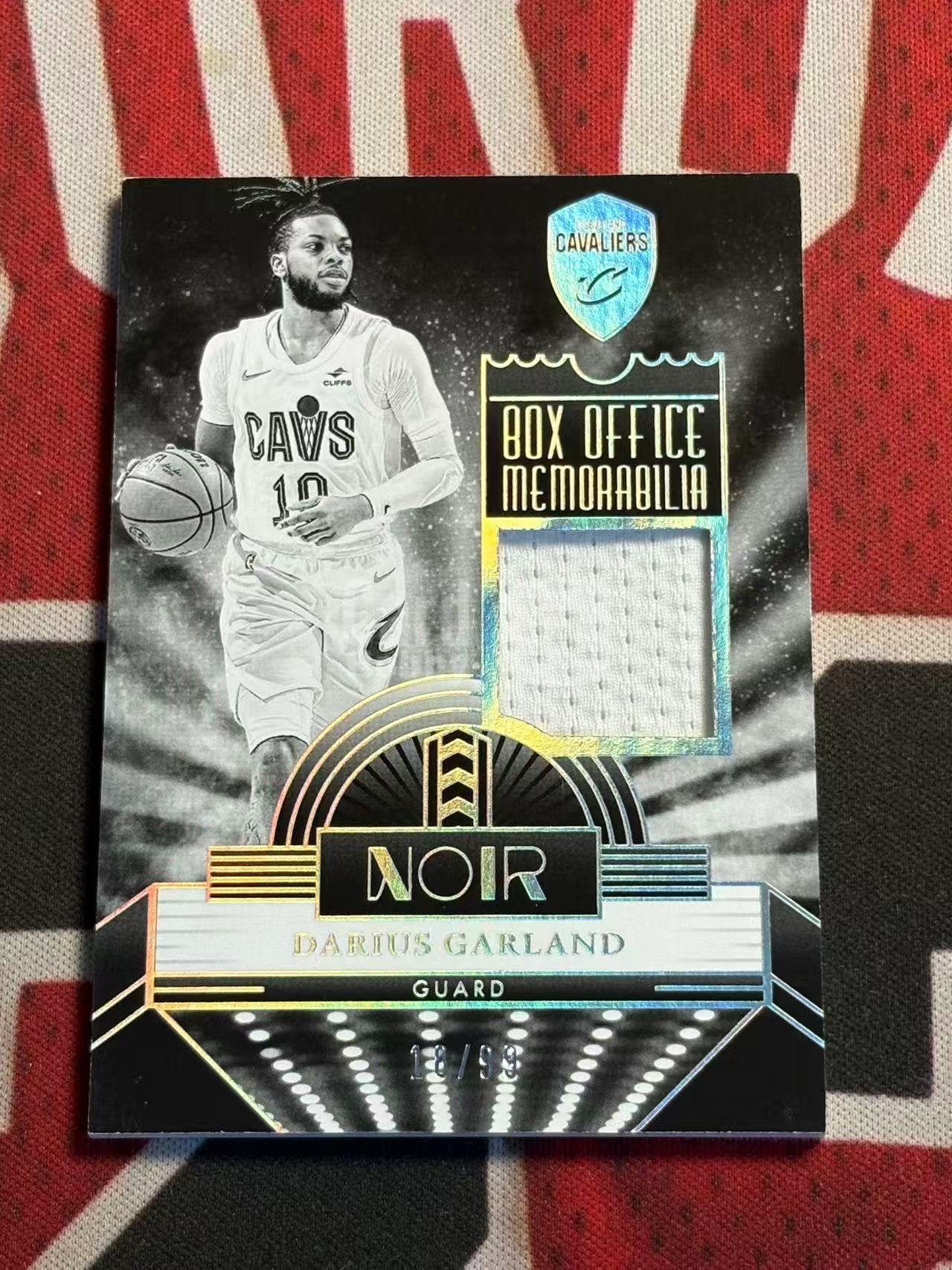 2023-24 PANINI NOIR DARIUS GARLAND 诺尔高端系列 骑士 达柳斯加兰 99编 GU 亲穿落场球衣物料切割 衣料实物卡 银闪版【烂臭嘴拍卖】