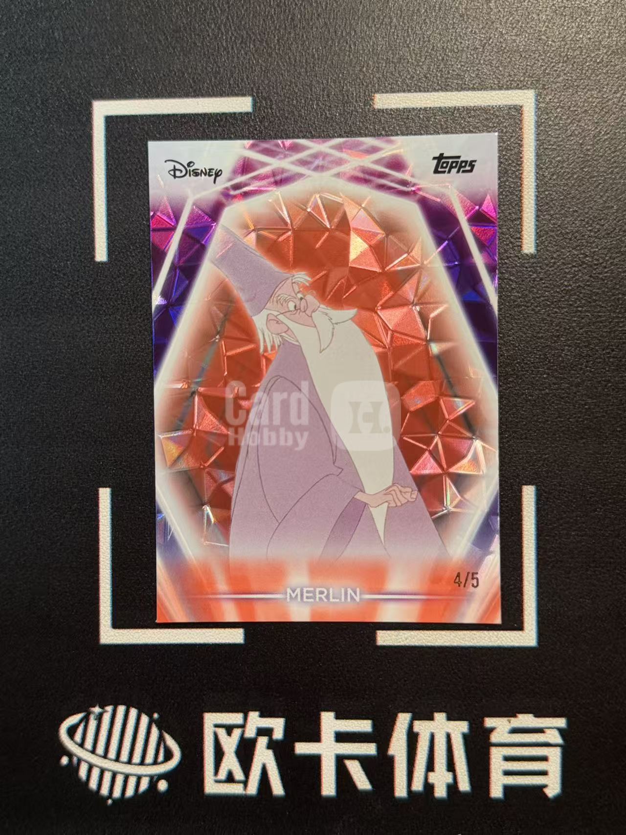【欧卡体育】2026 Topps Disney Neon 迪士尼 霓虹 Merlin 4/5编 梅林法师 红平行 红钻石折(YDD)