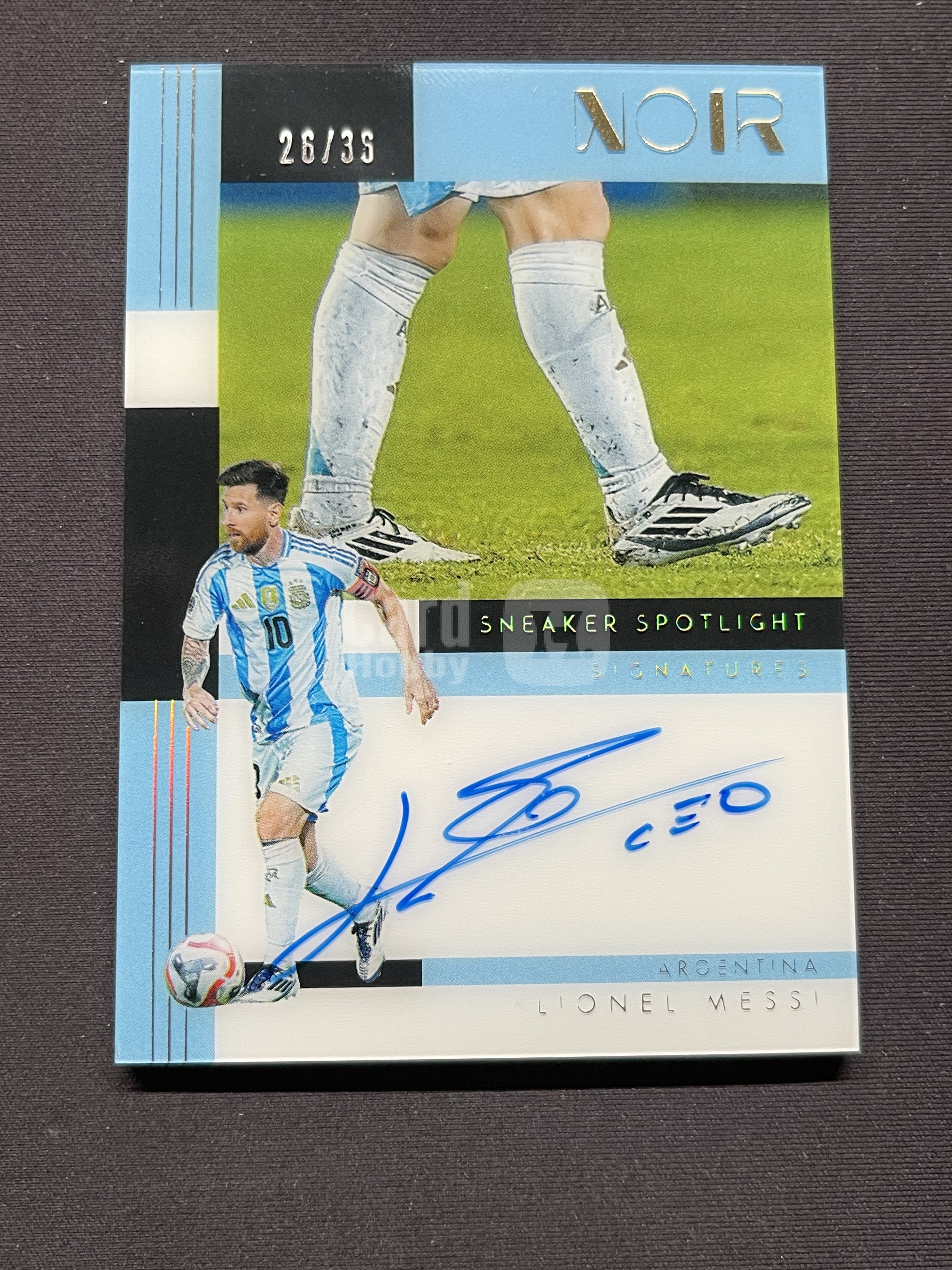 2025-26 Panini Noir Lionel Messi 诺尔 世界杯 阿根廷 梅西 镜面 Sneaker Spotlight 鞋灯 聚光灯 签字卡签 26/36编 系列HIT「老夫子」怡泉