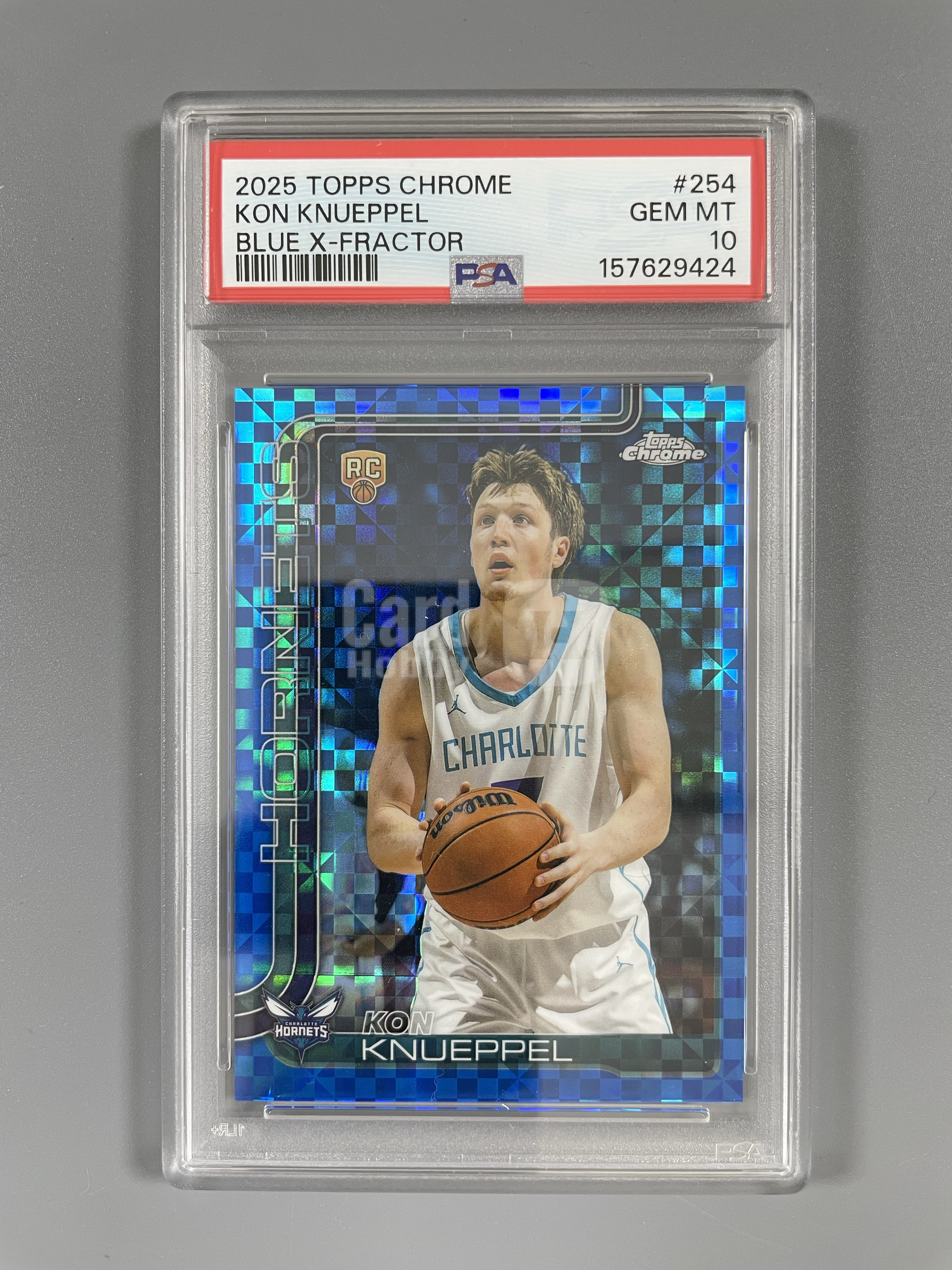 2025-26 Topps Chrome Kon Knueppel 【月火代卖】黄蜂 新秀RC 克努佩尔 康神 蓝格子折 蓝棋盘格折 蓝X折 折射 正Base PSA10完美品相 持守本心
