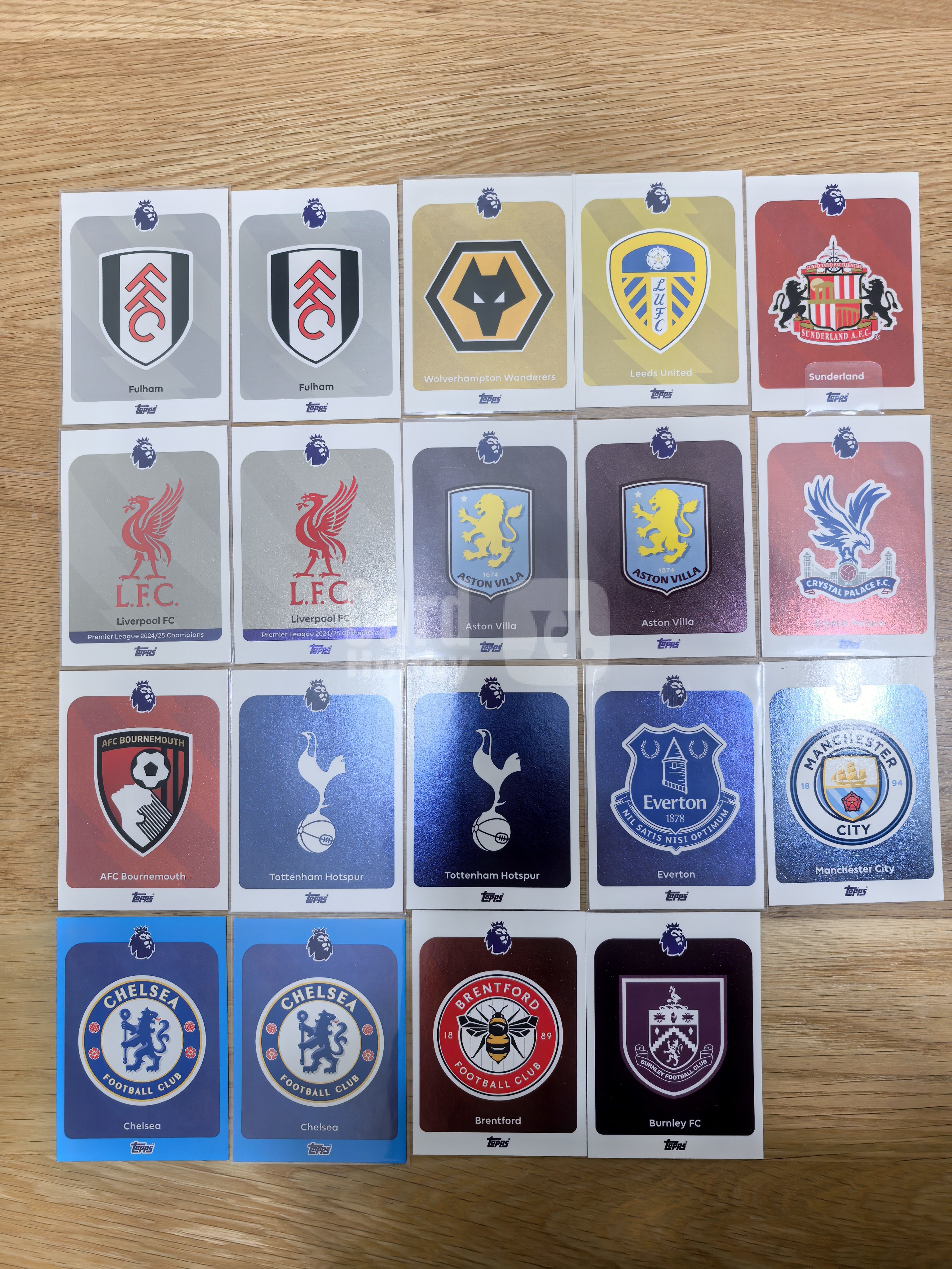 2025-26 Topps Premier League 曼城 英超 队徽 曼城 利物浦 切尔西 热刺 阿斯顿维拉 等共19张 图中所有 有部分重复 部分有膜 不保卡品默认微瑕