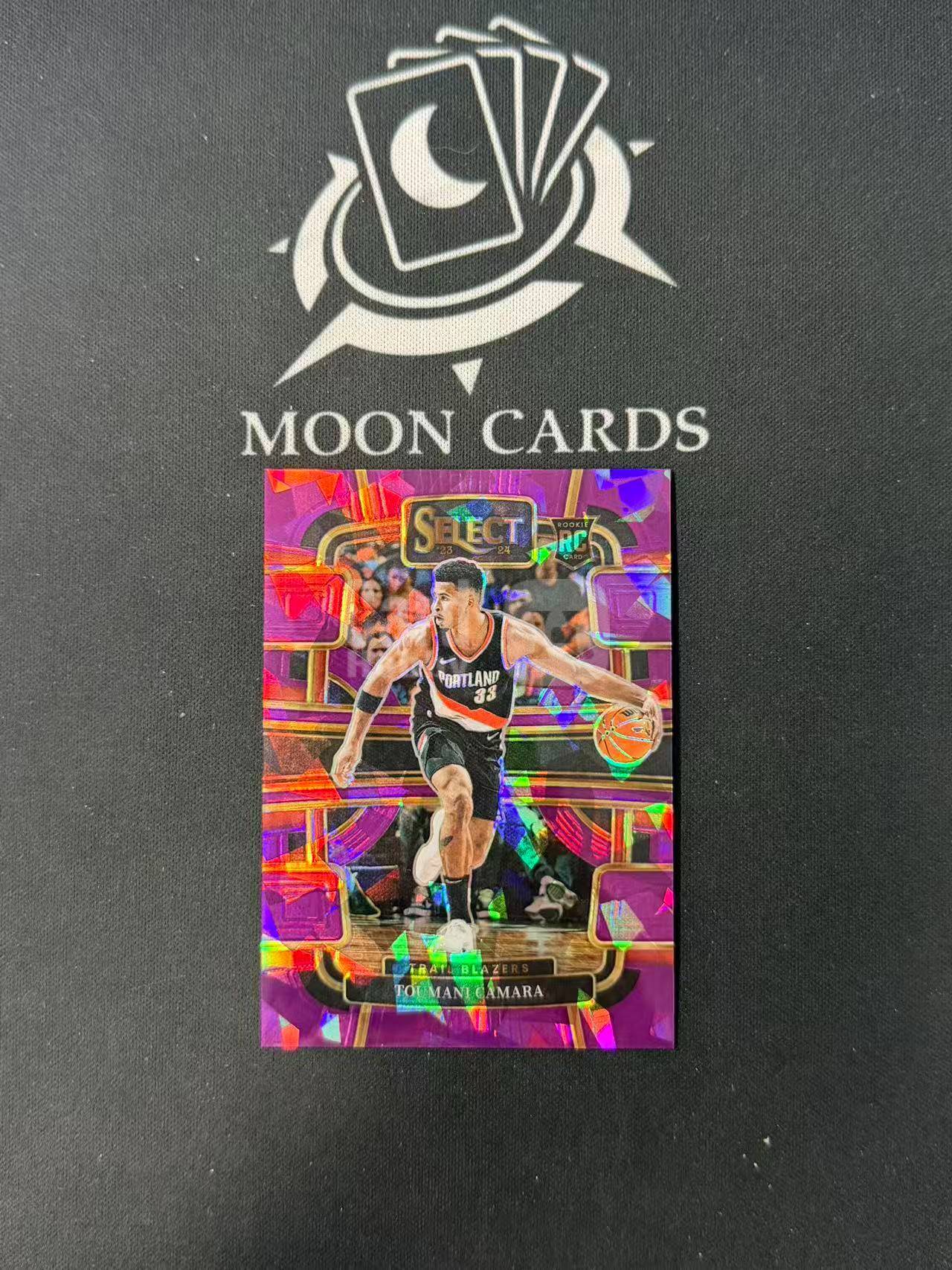 【梦卡拍卖】2023-24 Panini select Toumani Camara 新秀rc 卡马拉 开拓者 /99编 紫碎冰折 细节如图 #DD# A99