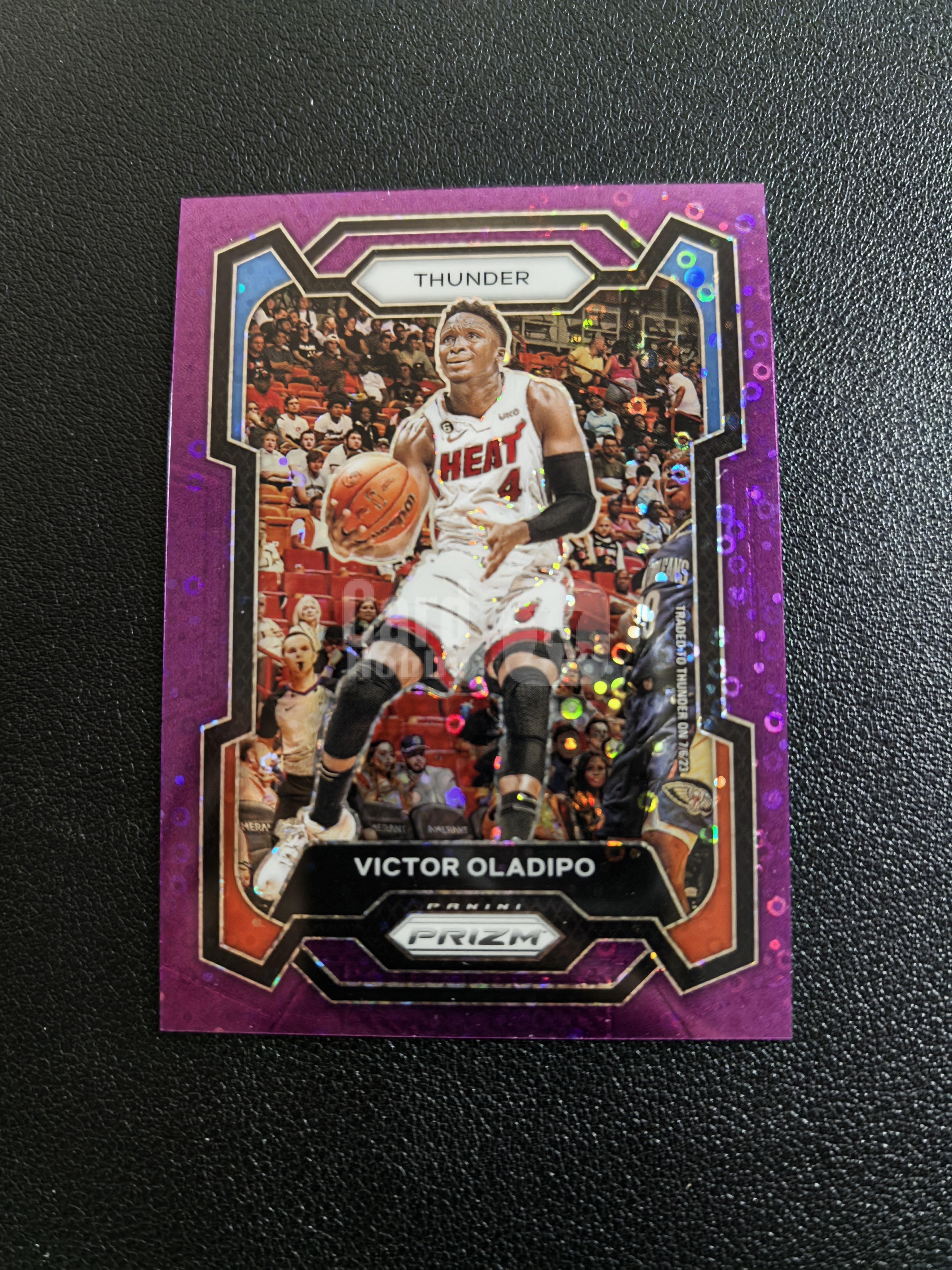 2023-24 Panini Prizm Victor Oladipo PZ 雷霆 维克多奥拉迪波 10/75编 紫泡泡折 折射 实卡精美 卡品如图 胡总