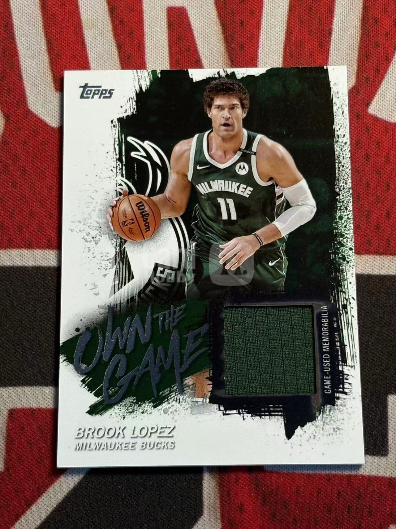 2025-26 TOPPS FLAGSHIP 旗舰系列 Brook Lopez 雄鹿 高射炮 布鲁克洛佩兹 GU 亲穿落场球衣物料切割 衣料实物卡 专收凑套必备【烂臭嘴拍卖】