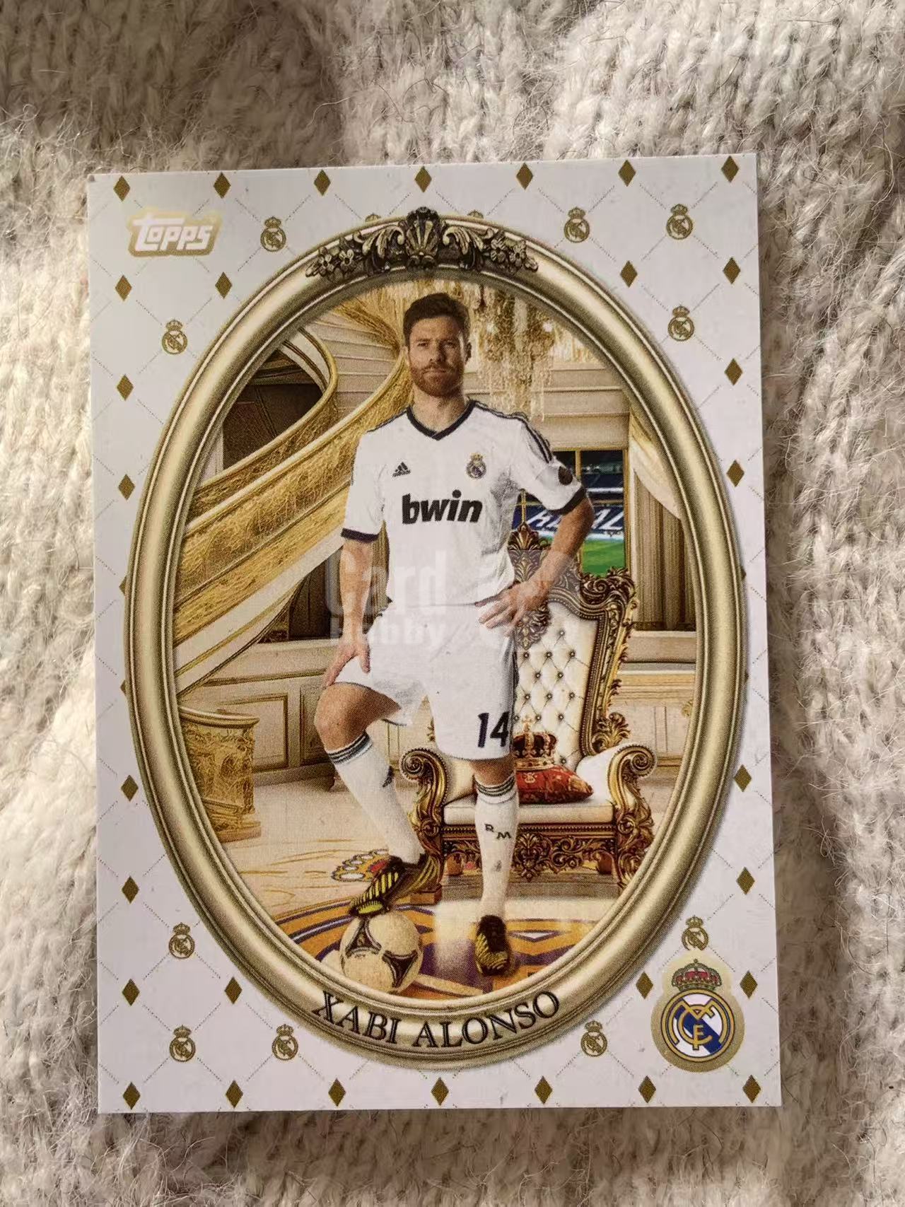 2024 Topps 皇马队盒 Xabi Alonso 哈维・阿隆索 - 皇马传奇中场,长传调度精准,攻防能力均衡,欧冠冠军成员,西班牙大赛功勋中场,凑套必备